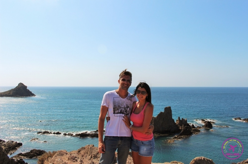 Casal de viajantes posando em frente ao mar de Cabo de Gata.