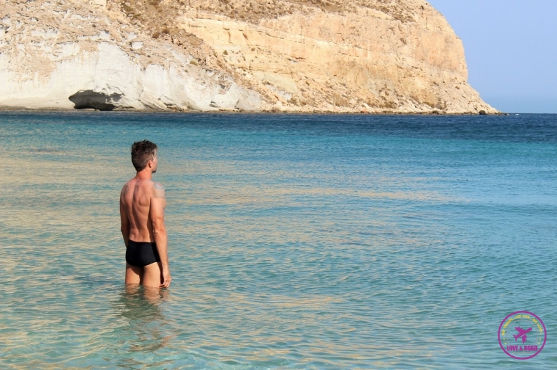Homem observando o mar de Cala San Pedro, no Cabo de Gata.