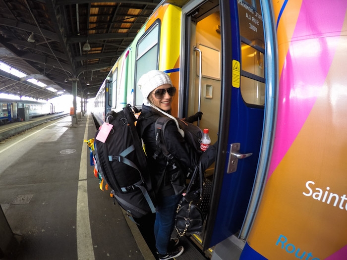 Mulher subindo em um trem na Itália, ela está fazendo um mochilão pela Europa com o Eurail Pass.