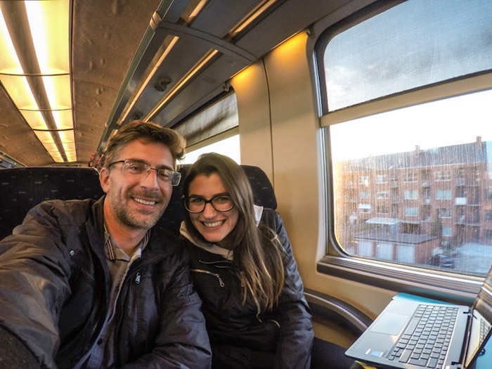 Foto de uma casal feliz que acredita que viaja com Passe Eurail vale a pena.  
