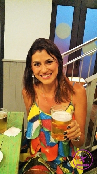 Moça cerveja chopp fazendo aniversário em Málaga