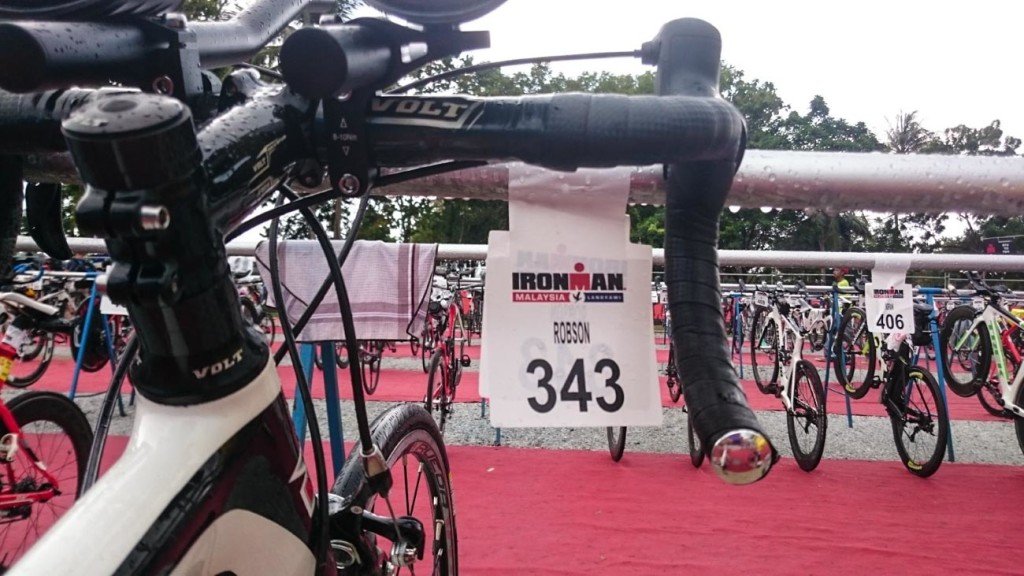 Muitas bicicletas dos atletas estacionadas na transição 1 do Ironman.