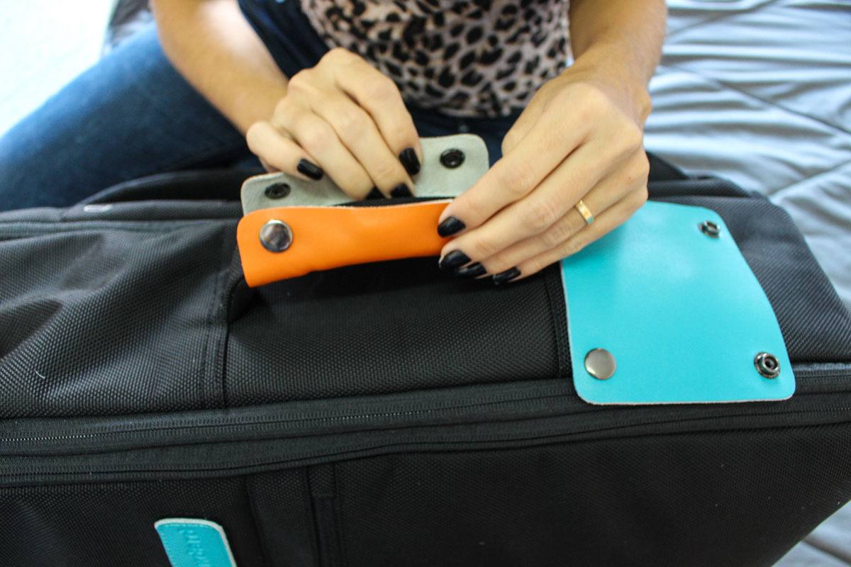 Detalhes que fazem a diferença e deixa sua bagagem de mão mais bonita e fácil de identificar. 