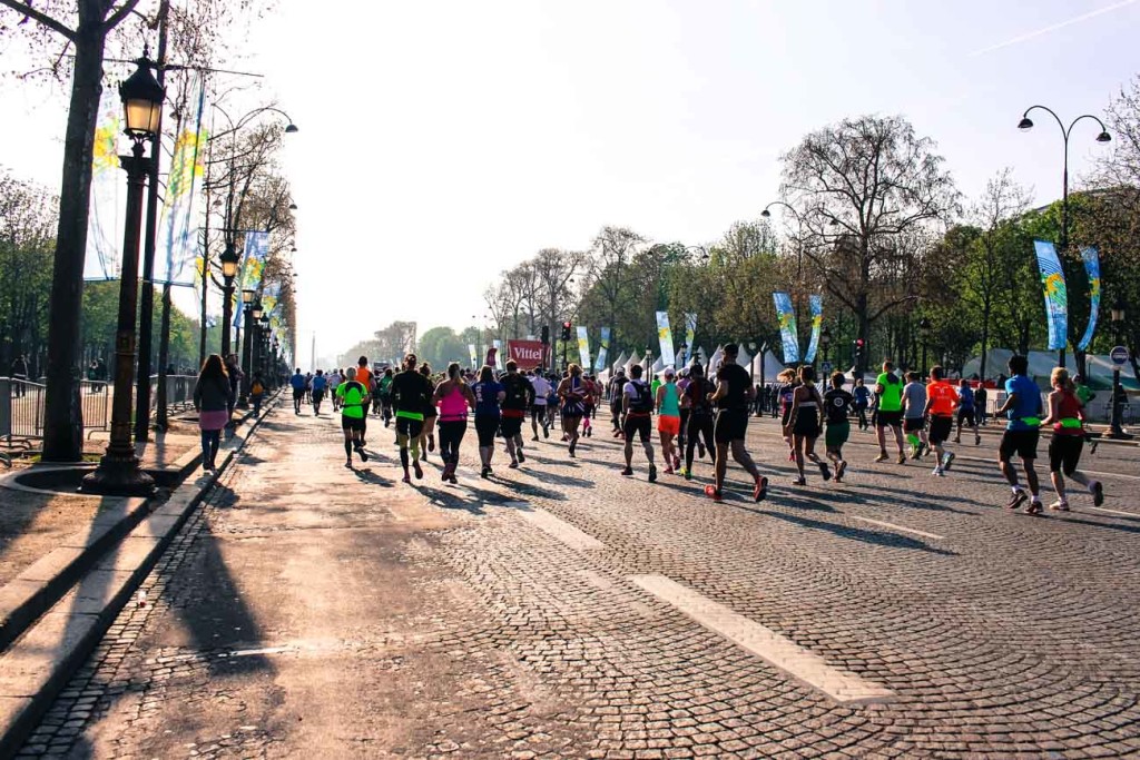 Inicio da Maratona de Paris, corredores na famosa avenida Champs Elysee.