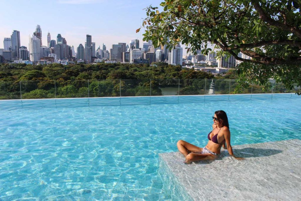 O que fazer em Bangkok no seu tempo de descanso? Que tal curtir um piscina com vista para o Parque Lumpini.