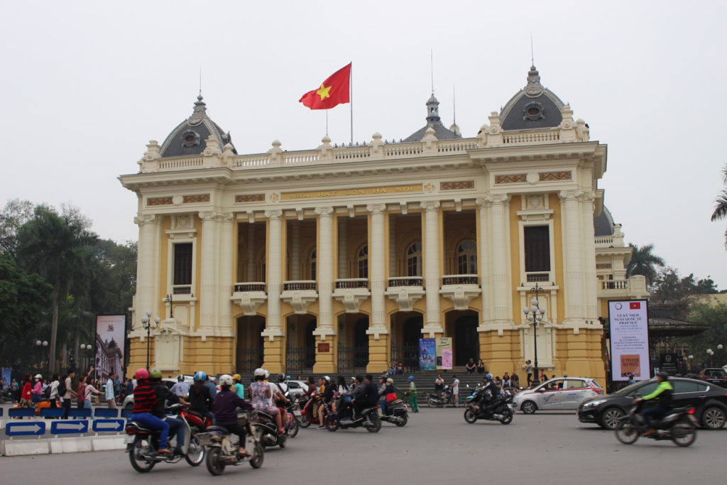 O que você não pode deixar de fazer em Hanói? Você deve visitar a Ópera que fica em um dos bairros mais chiques da cidade.