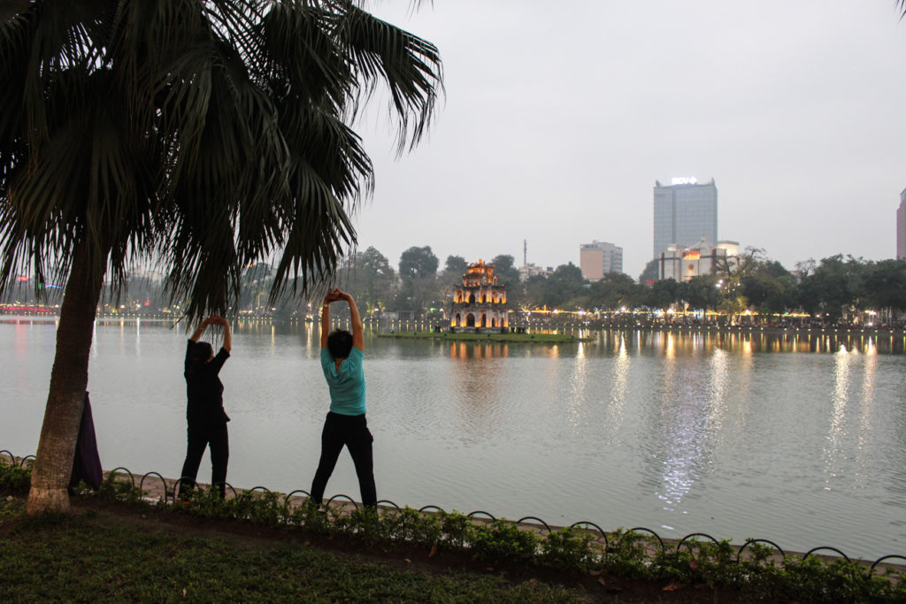 O que fazer em Hanói que não é turístico: Vá correr no lago, acorde cedo e faça amizade com os moradores. 