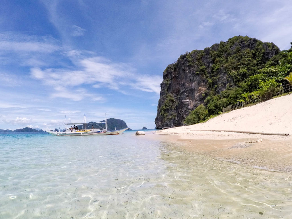 Belissima praia na Ilha de Pangulasian em El Nido, Filipinas