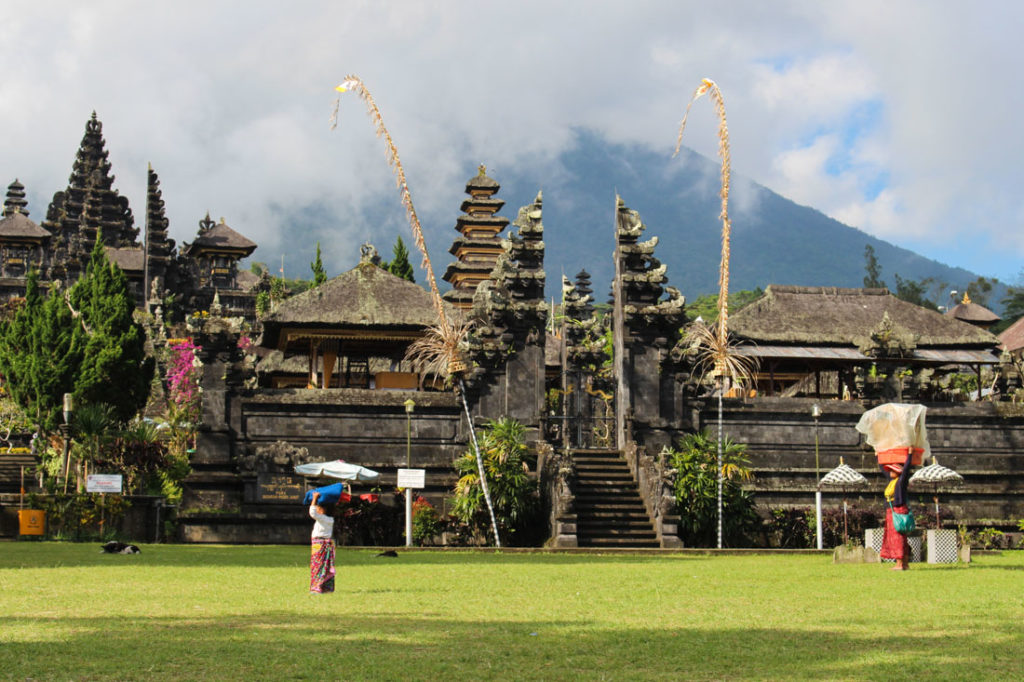 O templo Mãe é o maior e mais famoso templo na Ilha. É uma das principais atrações de Bali na Indonésia. 