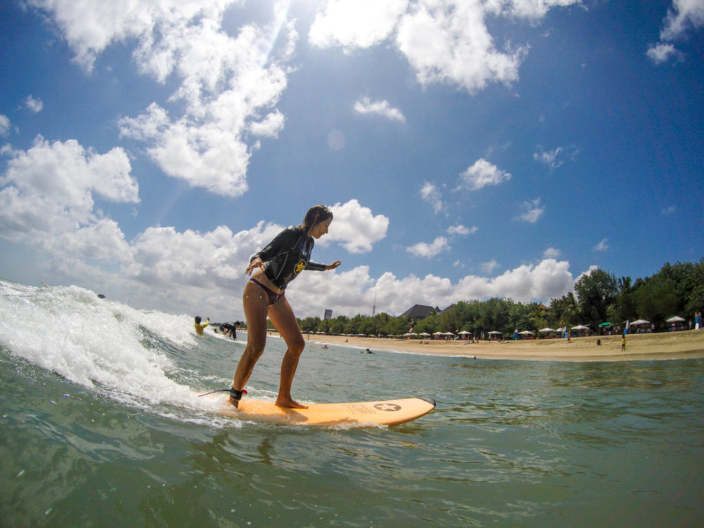 Bali é o destino de viagem perfeito para os surfistas. O que fazer em Bali se você não surfa? Vai participar de uma aula e comece a pegar onda na Indonésia.