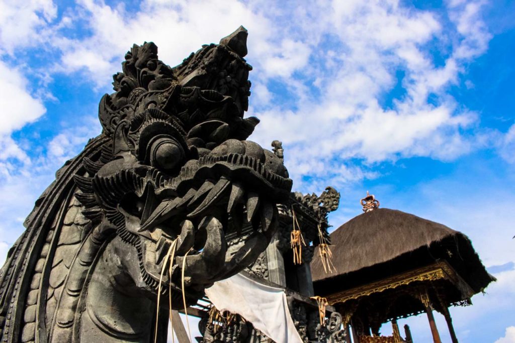 Visitar os templos Hindus está no topo da lista do que fazer em Bali.