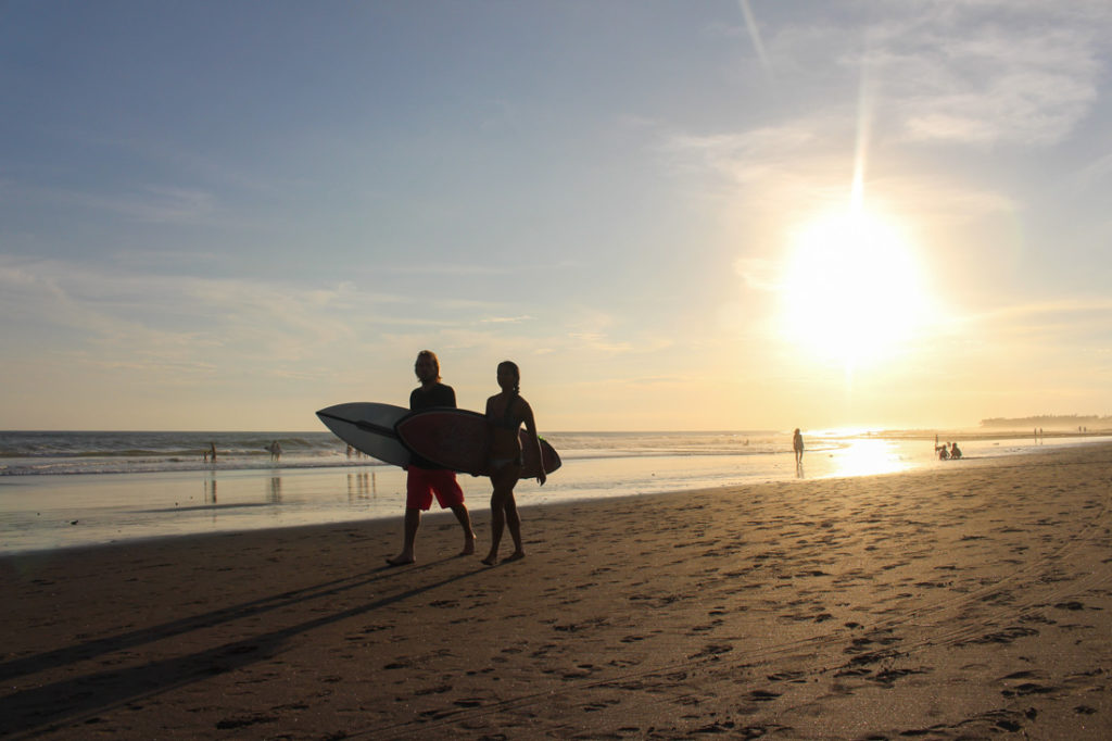 Se você não sabe o que fazer em Bali, a resposta é simple: vai para a praia, curta o sol, o mar e admire os surfistas.