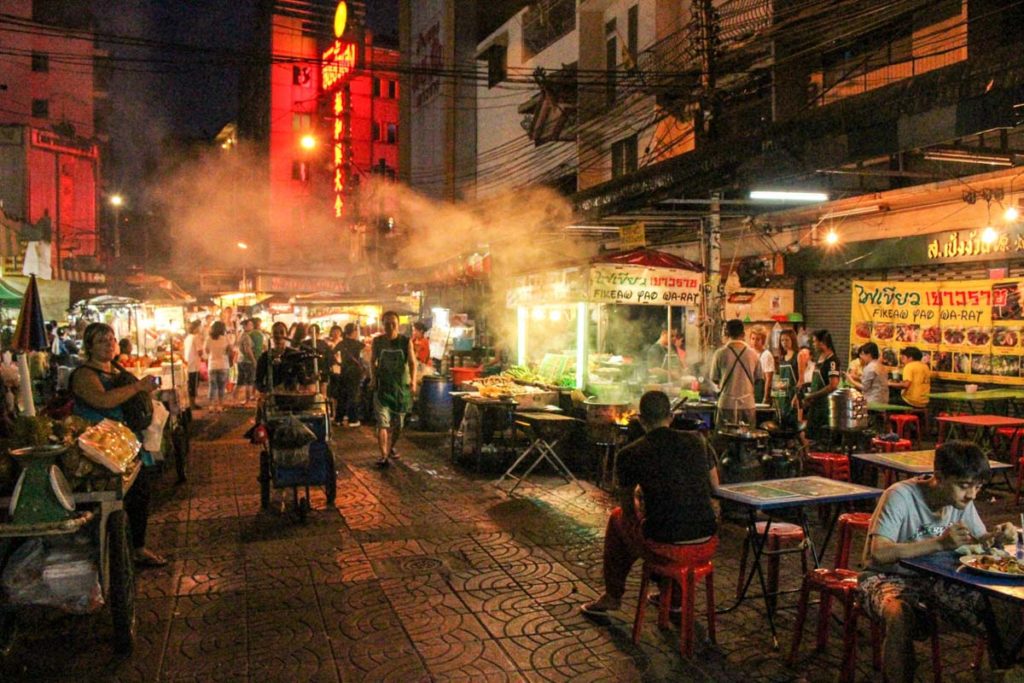 Não tenha medo, pode comer a comida de rua na Tailândia.No seu roteiro de viagem não deixe de visitar o Chinatown durante a noite. 