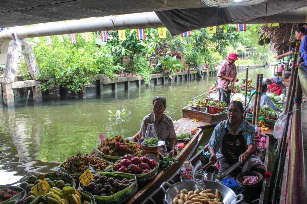 Não perca tempo indo no mercado flutuante turístico, coloque no seu roteiro de viagem para Bangkok um tour que te leve para conhecer a verdadeira Tailândia.