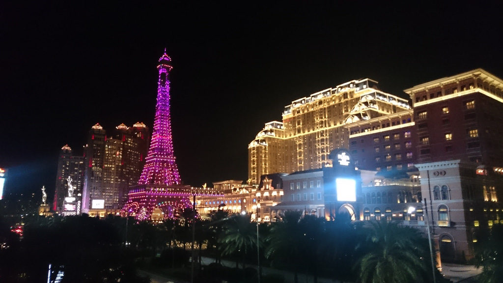 De noite a Cotai strip se transforma numa atração turística de Macau, as luzes e os hotéis atraem milhares de turistas.