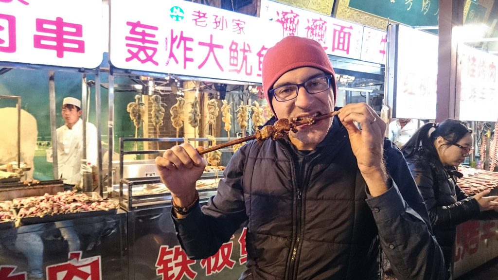 O Rob provou o espetinho de cordeiro e adorou. Esse é um prato tradicional que você deve provar quando visitar Xi'an.