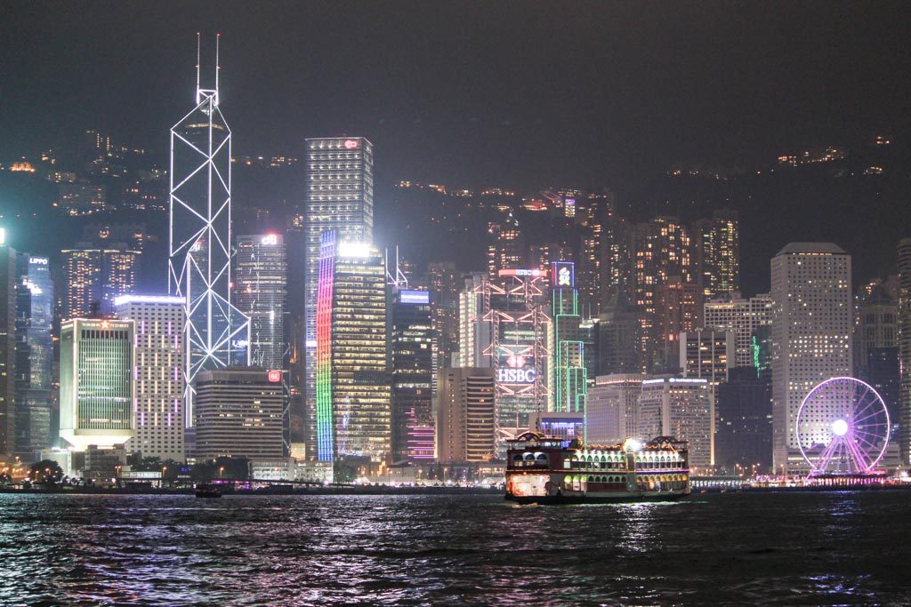 Umas das atrações mais famosas de Hong Kong é o show de luzes que acontece no Victoria Harbour todas as noites.