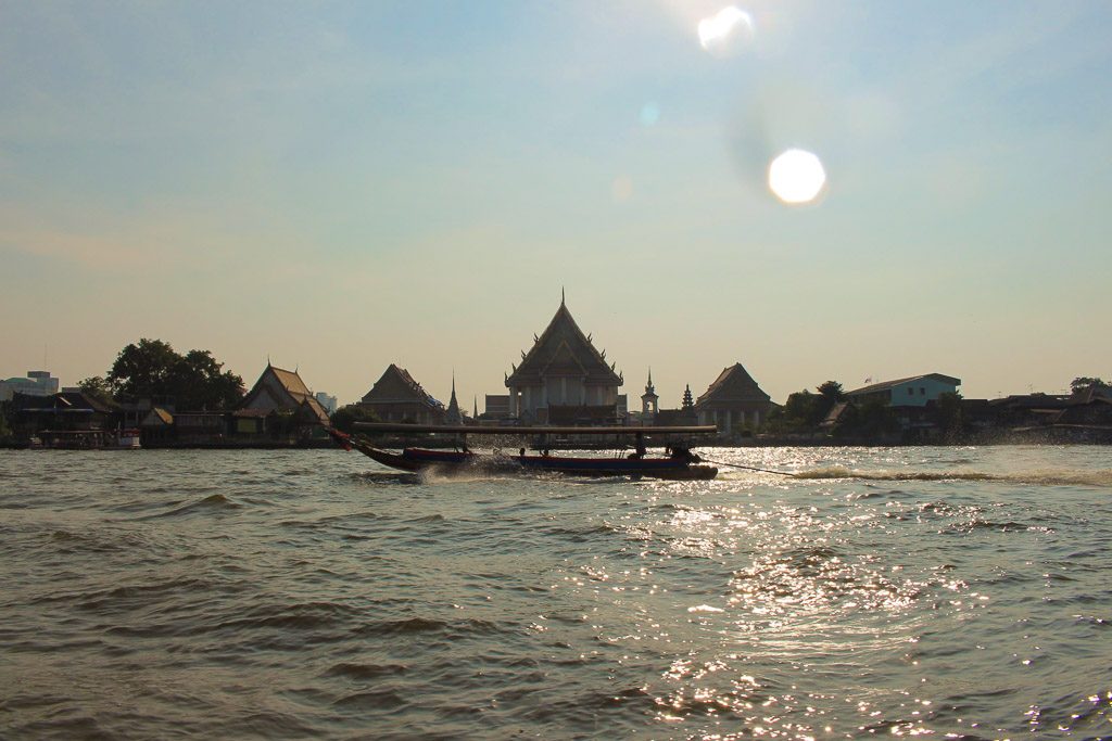 Um passeio de barco pelo Rio Chaophraya, em Bangkok, é obrigatório quando se trata de coisas românticas para fazer na capital da Tailândia.
