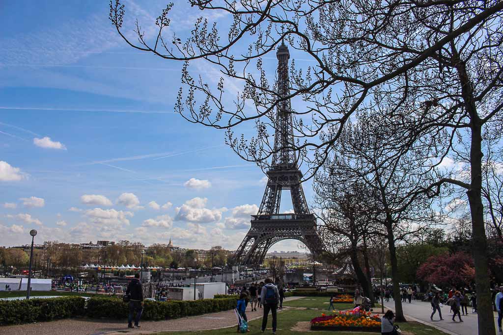 Travel tips to Paris like a local - where to stay, things to do and eat.