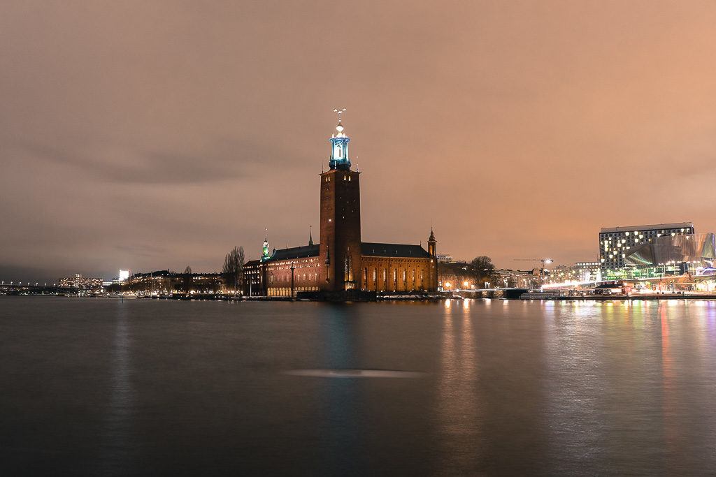 Se estiver na dúvida do que fazer em Estocolmo, saia para uma passeio pela cidade. A capital da Suécia é linda! 