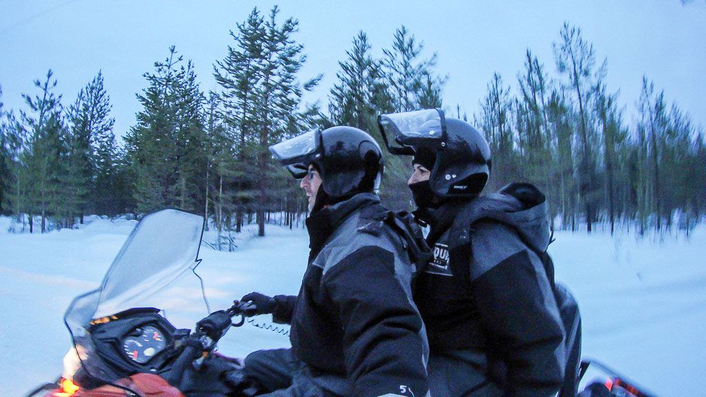 Na lista do que fazer em Rovaniemi não pode faltar um passeio de snowmobile. Aventura e Adrenalina no meio da neve. 