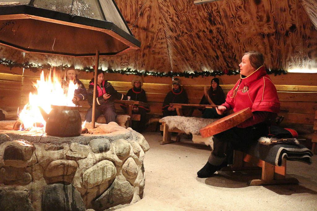 Reserve um passeio em Rovaniemi que te leve até a fazenda de renas e onde você possa conhecer um pouco da cultura Sami e as tradições do povo que vive no Polo Norte.