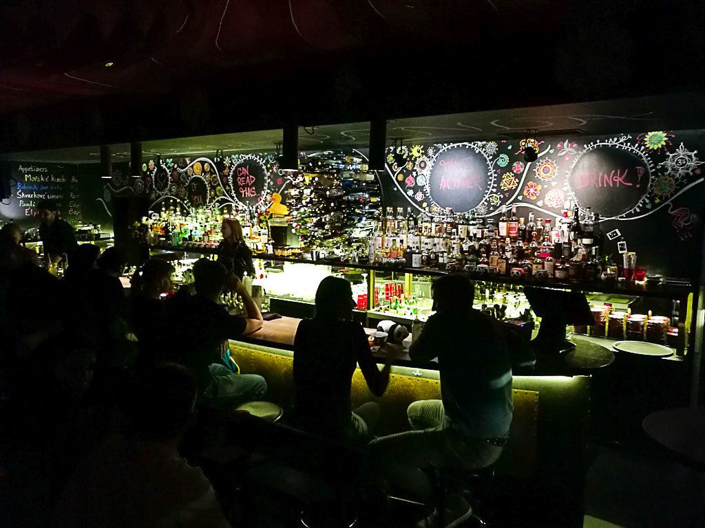 O bar Super Panda Circus é um dos melhores bares do mundo e fica bem no coração de Brno, República Tcheca.