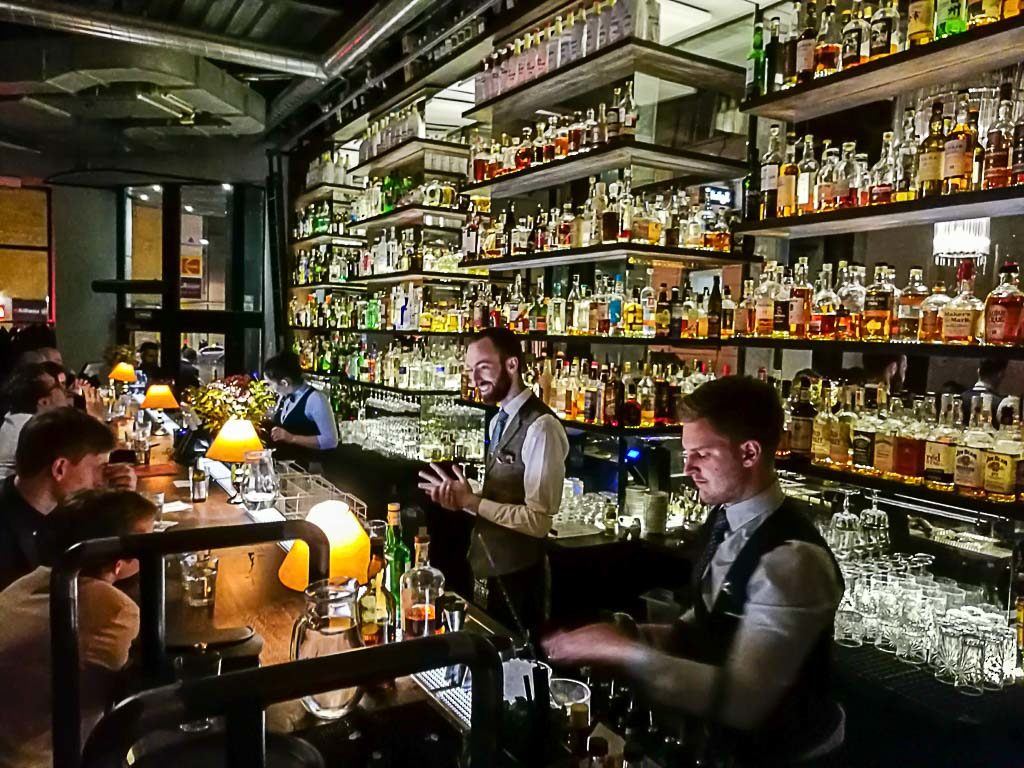 O Bar que não existe [Bar, ktery neexistuje em Tcheco] é atração em Brno, República Tcheca.