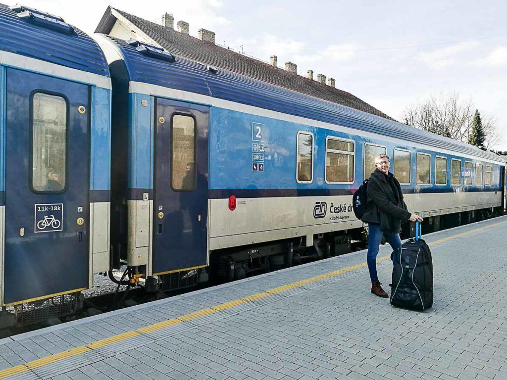 Como viajar para Český Krumlov? Trem e ônibus são as opções mais comuns. 