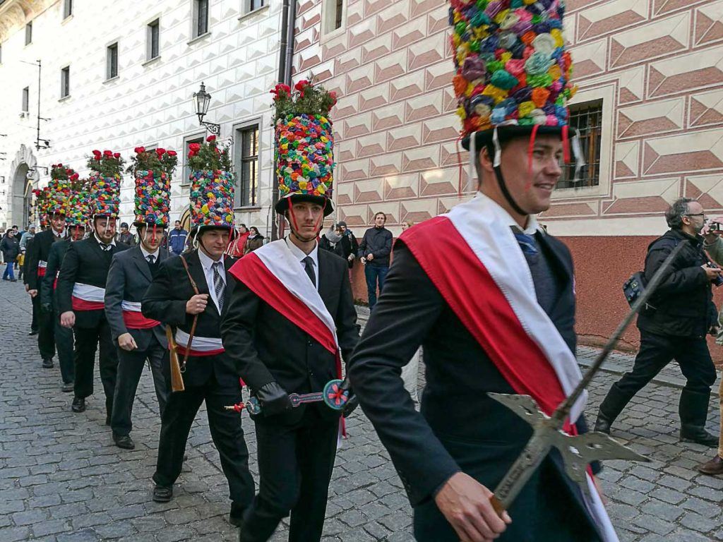 Uma das melhores coisas para fazer em Český Krumlov no inverno é curtir o carnaval.