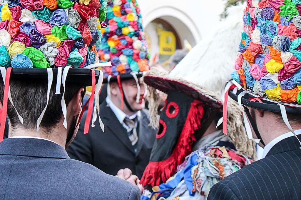 Uma dica legal do que fazer em Český Krumlov é acompanhar o desfile de carnaval.