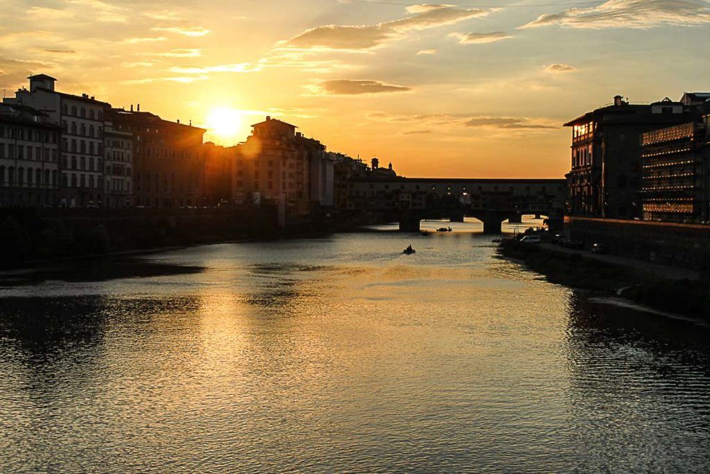 Para aproveitar ao máximo sua visita à Florença, reserve um hotel e durma uma noite lá. Você poderá aproveitar o dia e a noite nesta cidade deslumbrante.