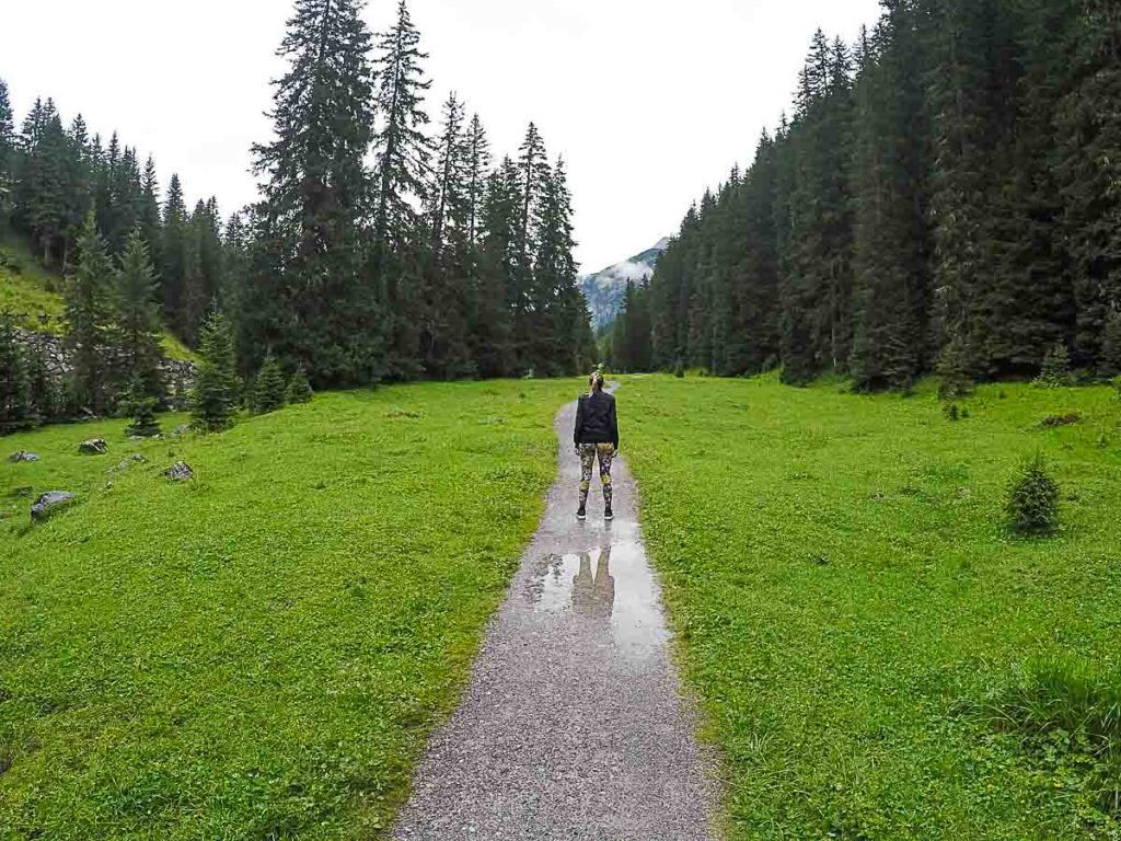 Uma das atividades mais legais para fazer em Lech é a trilha ao lado do rio que conecta as vilas de Zug e Lech. 