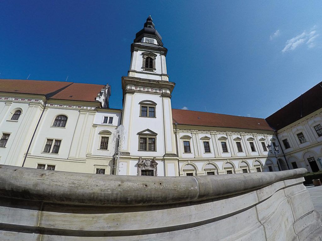 Uma das coisas interessantes para fazer em Olomouc é visitar o monastério que é um hospital público. 