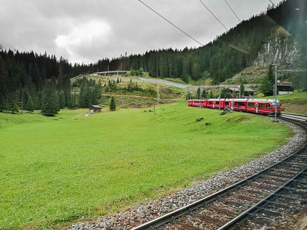 Viajar para Arosa na Suíça não é tão simples. Você vai precisa voar, pegar ônibus ou trem. Mas vale muito a pena, Arosa é linda! 