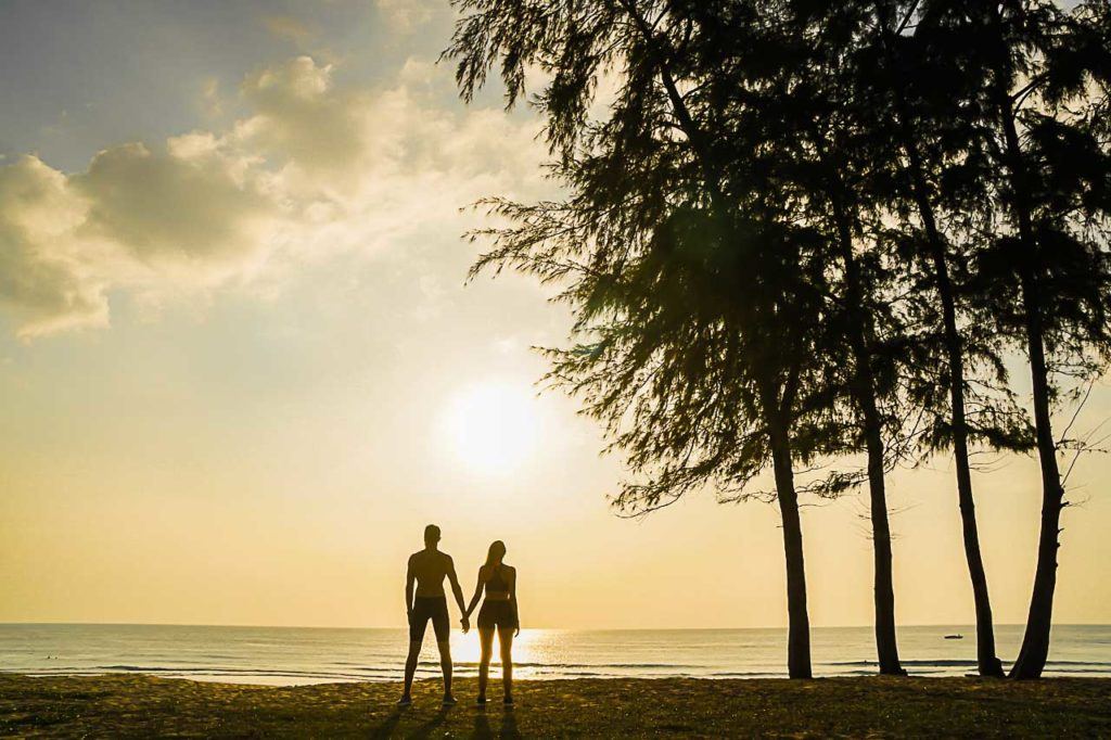 Siga as nossas dicas de viagem de onde ficar e o que fazer em Karon Beach, Phuket. Tenho certeza que você vai adorar essa praia deslumbrante na Tailândia
