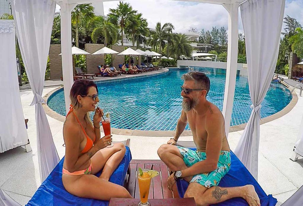 Aproveite a piscina e relaxe, são as suas férias na Tailândia e, sem dúvida, é uma das melhores coisas para fazer em Phuket.
