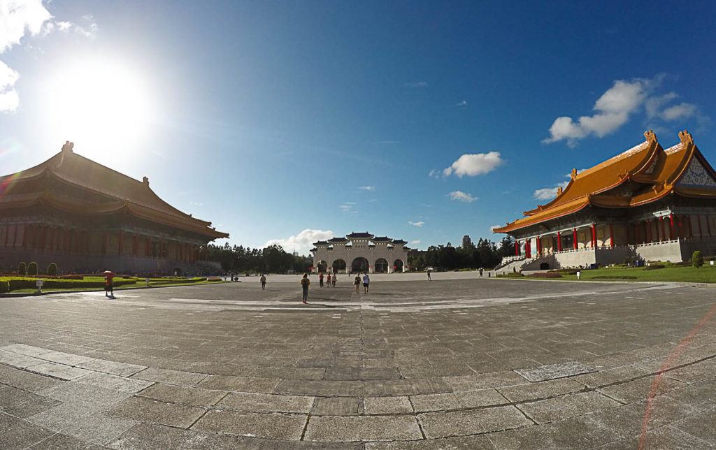 The park of the Chiang Kai-shek is huge and beautiful, no doubt it's one of Taipei top attractions. 