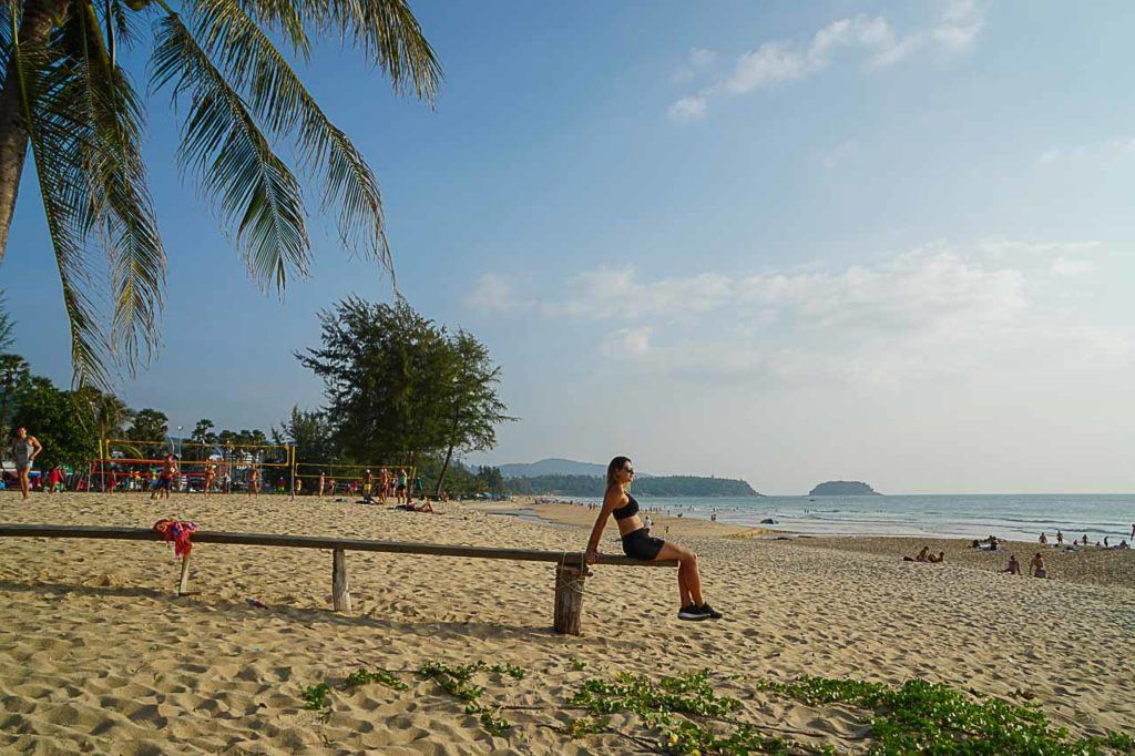 Karon Beach é uma das melhores praias de Phuket, a água é cristalina e você pode desfrutar de muitas atividades na praia.