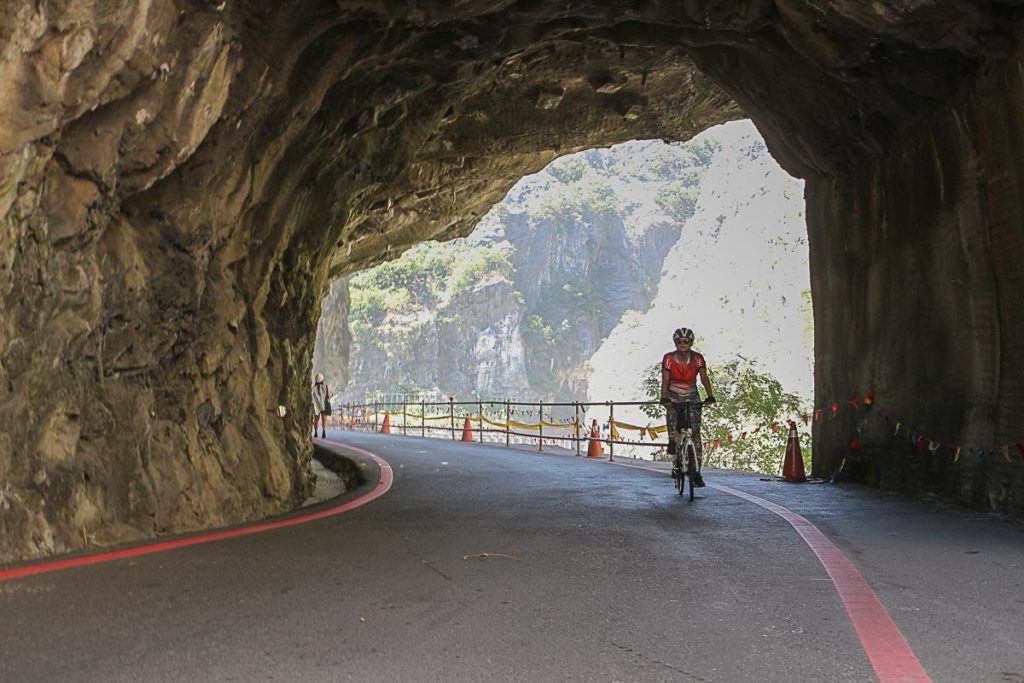 During our cycling trip in Taiwan we rode by Taroko National Park. Caves, gorges, rivers, valleys and lushing green mountains where part of the scenery. 