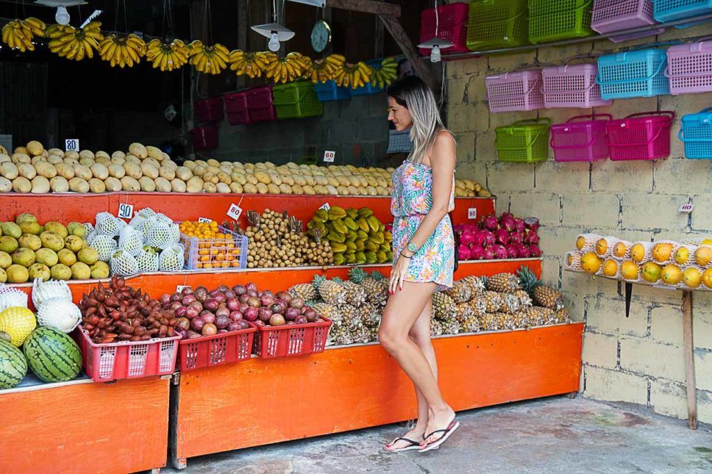 E não se esqueça de visitar o Mercado do Templo de Karon e comprar algumas frutas frescas.