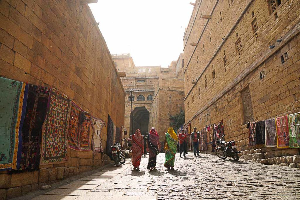 O Forte de Jaisalmer é lindo demais, muitas pessoas que viajam para a Índia não vão lá porque é muito longe. Mas com o trem Palace on Wheels fica fácil e rápido visitar a cidade do deserto. 