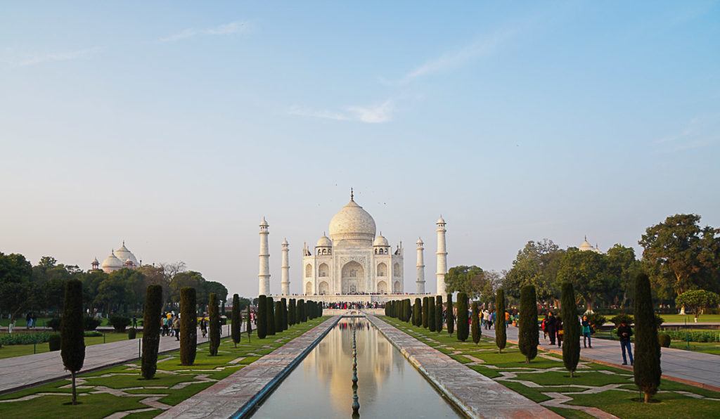 A visita ao Taj Mahal faz parte do roteiro do Palace on Wheels e é um dos lugares maravilhosos que conhecemos durante os 7 dias de viagem de tem na Índia. 