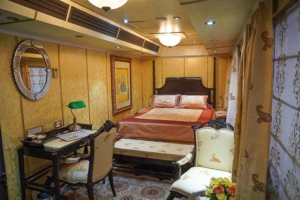 Os quartos no trem Palace on Wheels são super confortáveis. Nós ficamos na cabine Super Deluxe e existe dois tipos de acomodação no trem. 