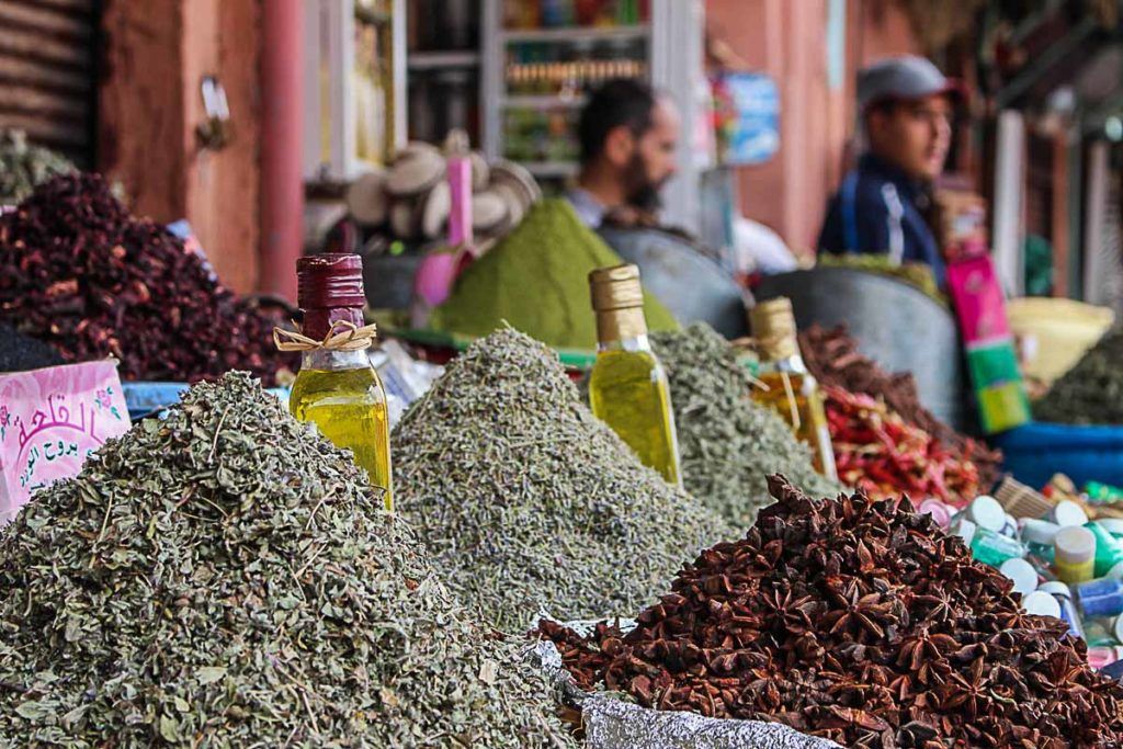 Ervas e temperos no mercado de rua de Marrakech no Marrocos.