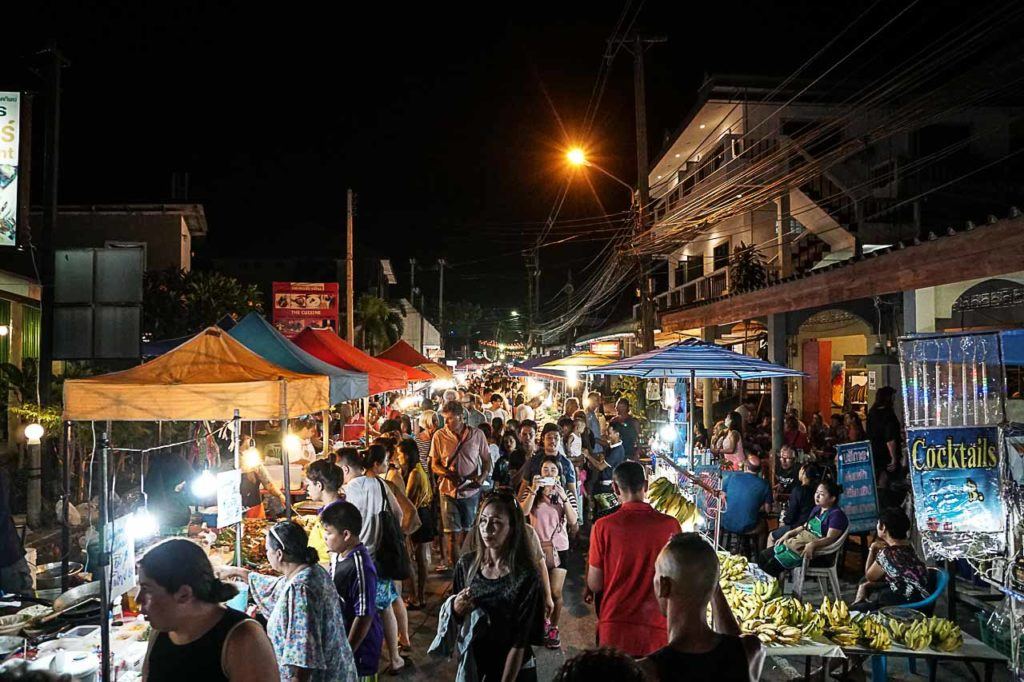 De todos os mercados de rua de Koh Samui, o que nós mais gostamos foi o mercado noturno de Lamai Beach. 