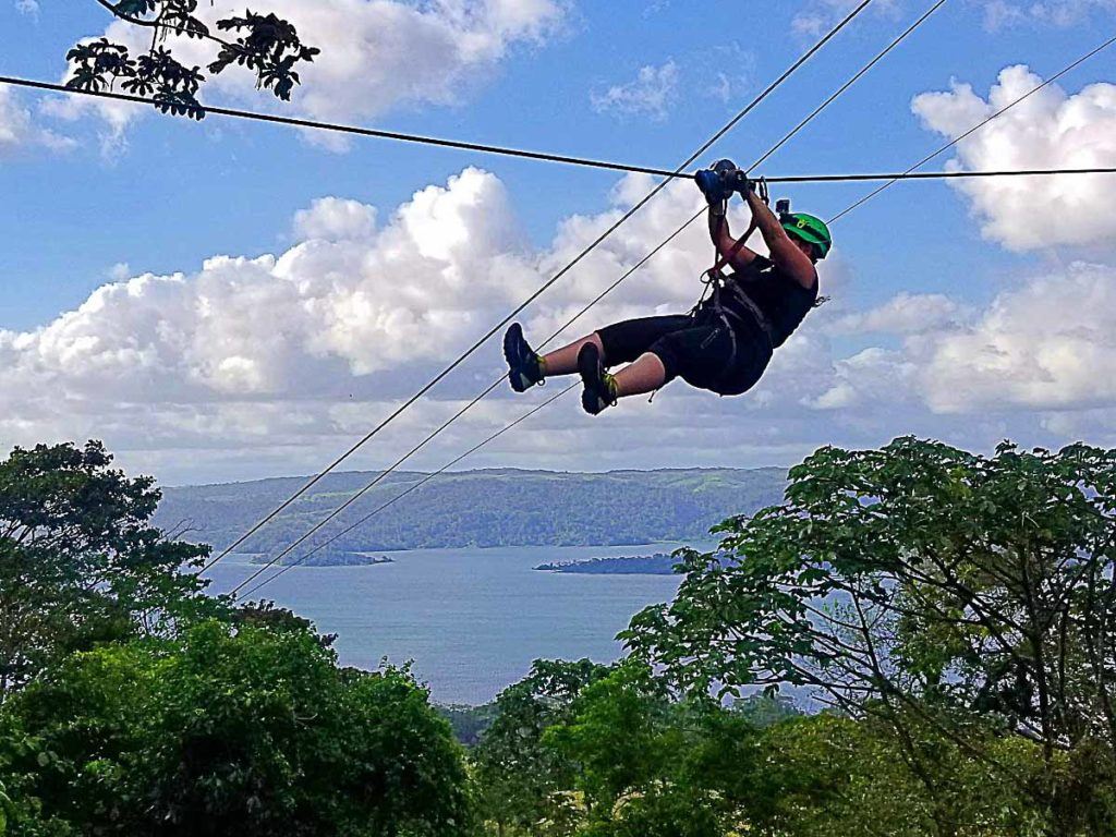Polo da eco-aventura, fazer tirolesa é uma das principais coisas a fazer quando você viaja para Arenal, Costa Rica.