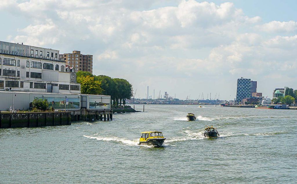 Além de fazer uma passeio de barco em Rotterdam pegue uma carona nos táxis aquáticos, a diversão é garantida.