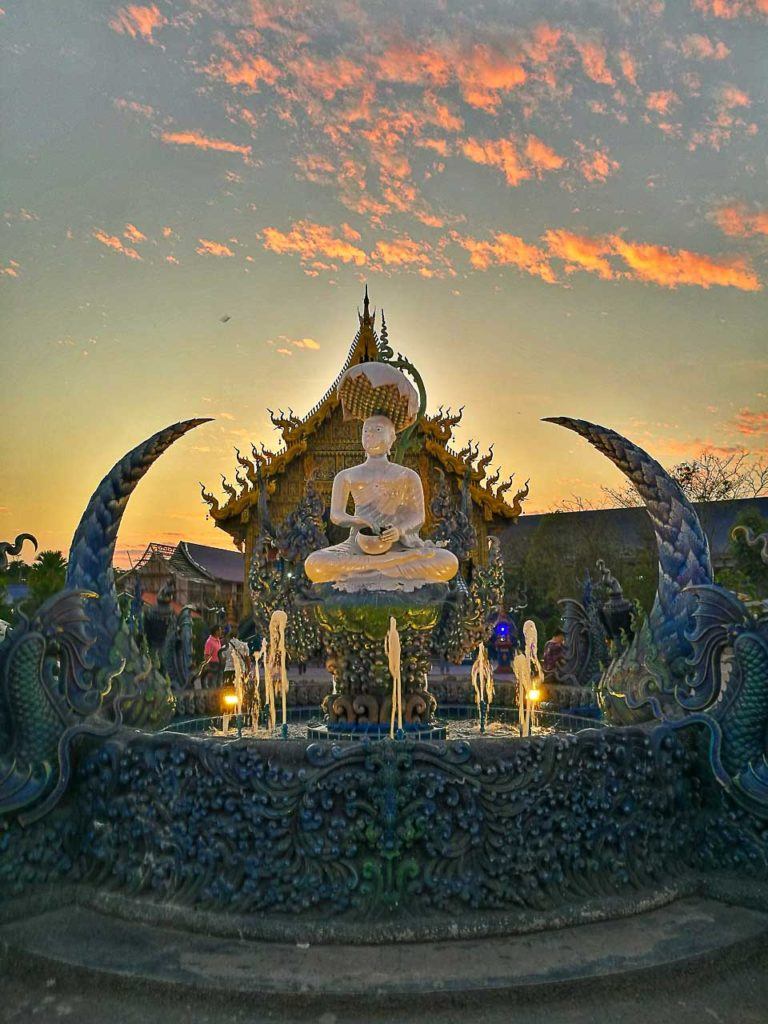 O Templo Azul é um dos templos mais visitados em Chiang Rai e lá o pôr do sol é lindo.
