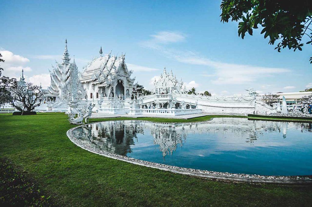 O templo branco de Chiang Rai é ​​tão bonito que mais parece com uma pintura.